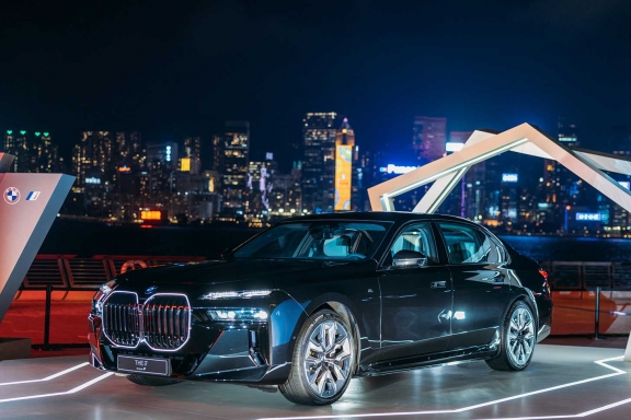 想買電動車？BMW i7以頂級旗艦房車登陸香港！車廂設計夠霸氣