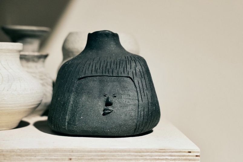 「我好似喺邊度見過你？」丨本地陶藝家Scott Chan用101個陶瓷人面引抗疫下的共鳴