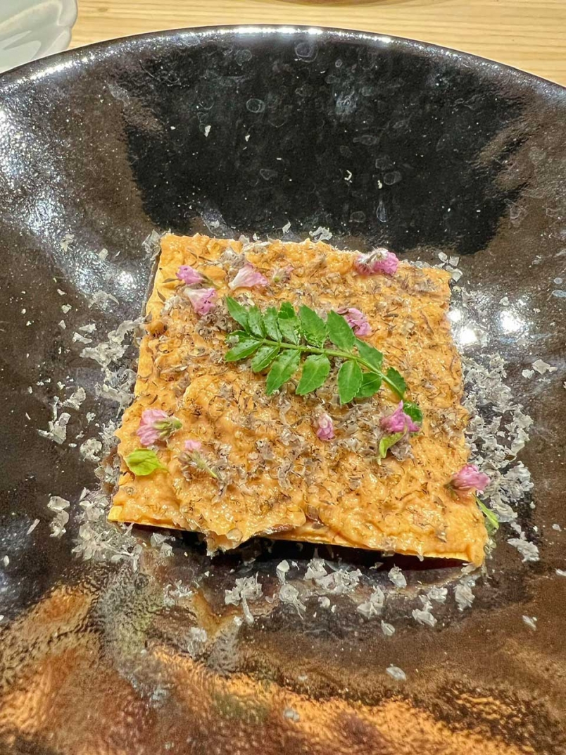 絕對係一位難求嘅鮨店,由銅鑼灣搬到灣仔新店後,座位更多但依然係勁 絕對係一位難求嘅鮨店,由銅鑼灣搬到灣仔新店後,座位更多但依然係勁